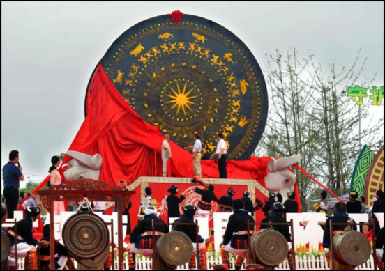 本网专稿据悉,此铜鼓为广西壮族自治区非物质文化遗产壮族铜鼓铸造